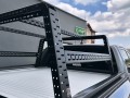 zabudowa-bed-rack-ford-ranger-raptor-next-gen-detale-z-boku-przy-zamknietej-rolecie.jpg
