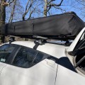 namiot-dachowy-w-twardej-obudowie-Voyager-PRO-160-kompaktowe-wymiary-zamknietego-namiotu-sprawija-iz-pasuje-nawet-na-malego-hatchbacka.webp
