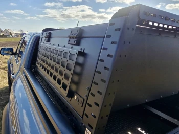 Zamykana skrzynia z panelem molle do stelaża pick-up