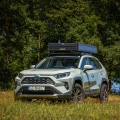 namiot-dachowy-Wild-Land-Summit-Explorer-180-zlozony-w-aluminiowej-twardej-obudowie---widok-na-auto-od-przodu.webp