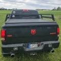 zabudowa-RAM1500-niska-zdjecie-od-tylu-jak-wyglada-z-bryla-auta.webp