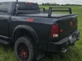 zabudowa-RAM1500-niska-zdjecie-z-boku-spasowana-z-bryla-auta-idealna-pod-namiot-dachowy-i-inny-szpej.jpg