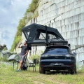 namiot-dachowy-Summit-Explorer-130-rozlozony-na-Porsche-bok-namiotu-z-odslonietymi-oknami-ujecie-od-tylu-auta.webp