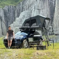 namiot-dachowy-Summit-Explorer-130-rozlozony-na-Porsche-wisok-z-boku-z-odslonietymi-oknami.webp