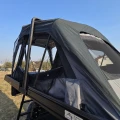 namiot-dachowy-Summit-Explorer-130-rozlozony-detale-z-boku-widoczne-moskitiera,-aluminiowa-rama-etc.webp